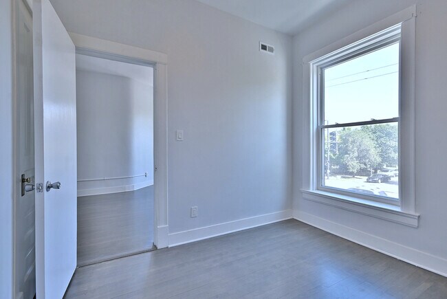 Building Photo - 1458 N Western Ave