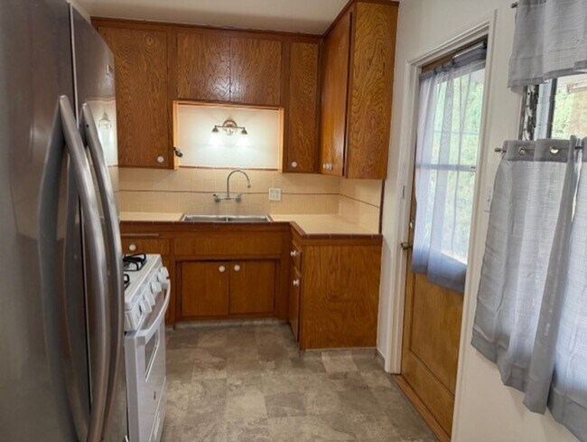 Building Photo - 1055 Thompson Ave