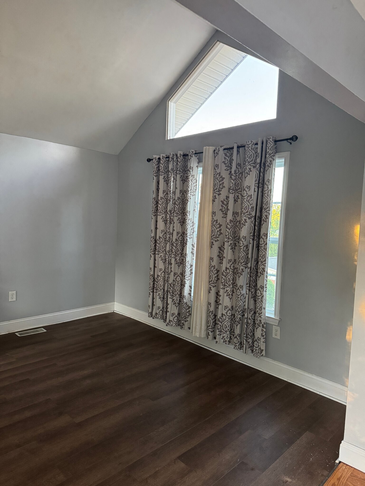 Building Photo - 223 N Queens Ct