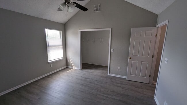 Building Photo - Renovated Duplex for rent