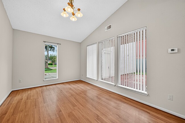 Building Photo - 2042 Hilton Head Dr
