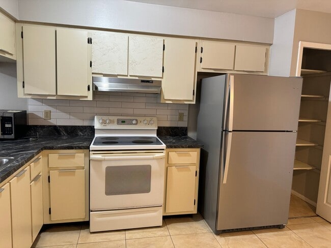 Building Photo - Spacious 3 bedroom, 2 bathrooms multiplex unit. 2 story in Alafaya