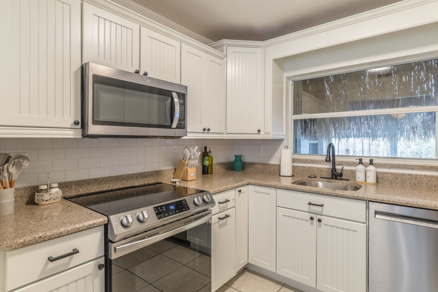 Building Photo - 1321 Chesterfield Dr