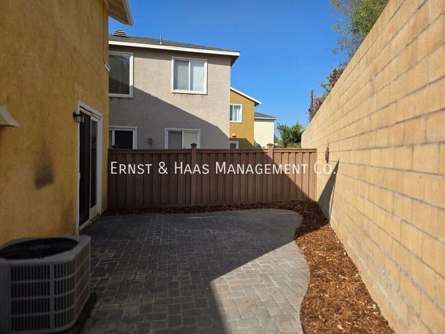 Building Photo - 2931 N Santa Fe Pl