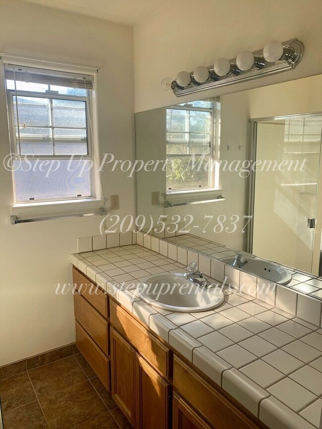 Building Photo - Welcoming and Spacious 3 Bedroom 2.5 Bathroom Home in Sonora!