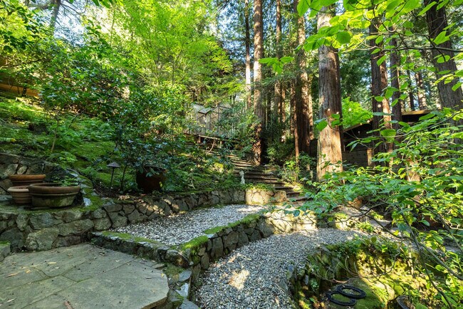 Building Photo - 522 Cascade Dr