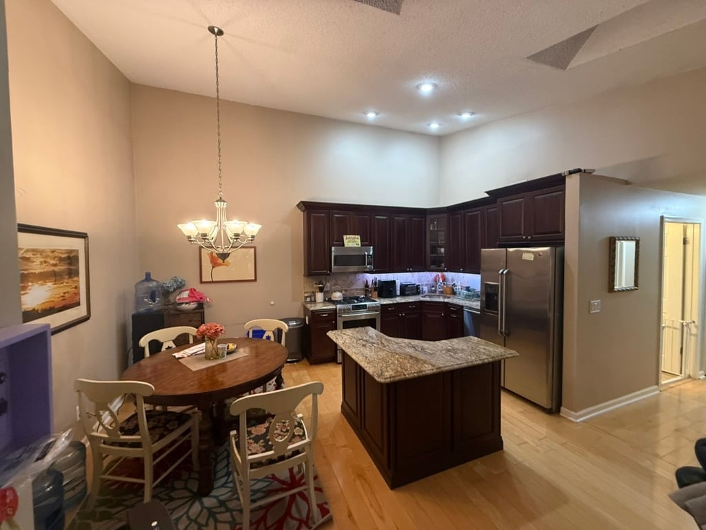 Building Photo - 955 Juniper Way