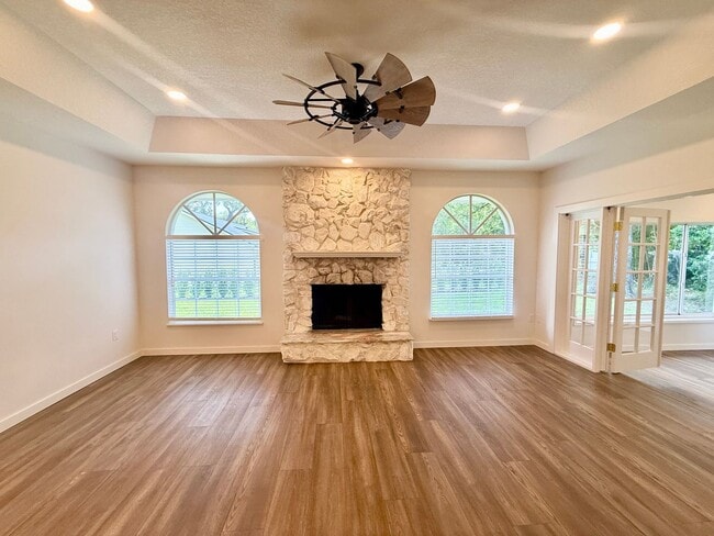 Building Photo - GORGEOUS, just completely renovated 3/2 Ho...
