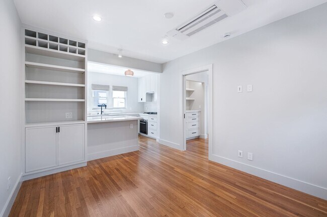 Building Photo - Beautiful 1 bed / 1 bath bungalow-style apartment now available!