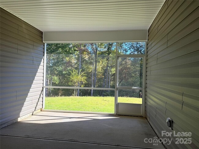 Building Photo - 6436 Fairfax Ct