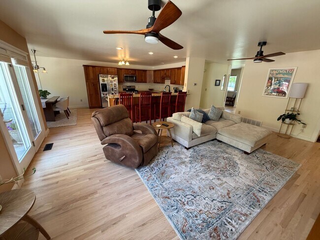 Building Photo - 3 Bed 2 Bath Large Beautiful Home