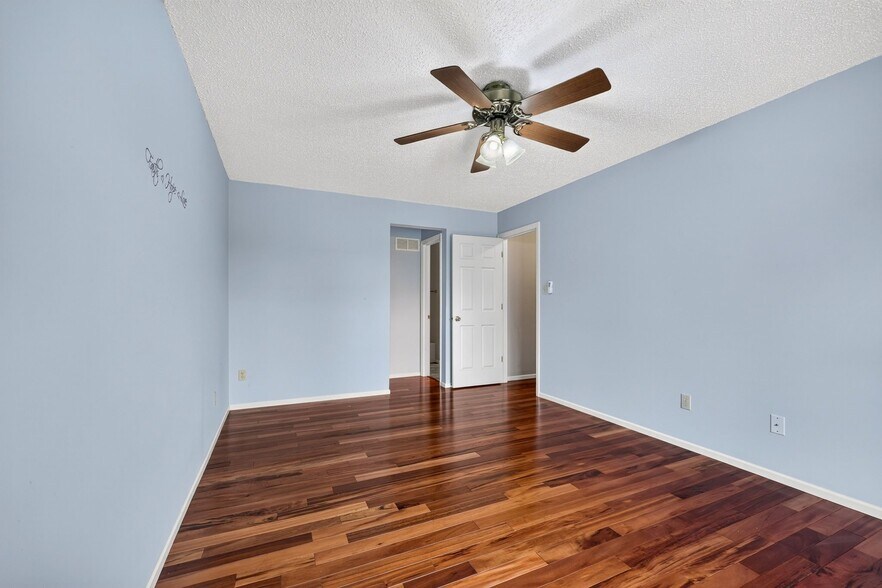 Building Photo - 2600 Northcliffe Dr