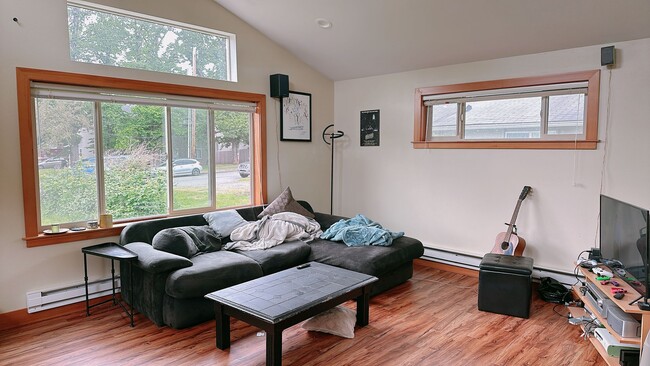 Building Photo - PRELEASING: 3 bdrm/1.5 bath house near WWU + Fairhaven