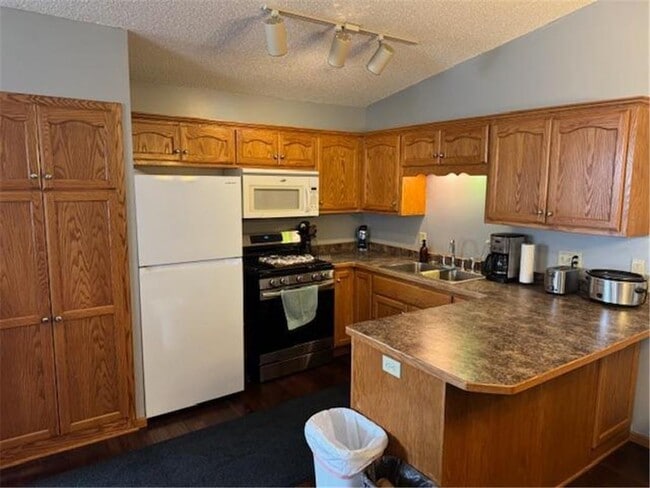 Building Photo - 300 21st Ave SW