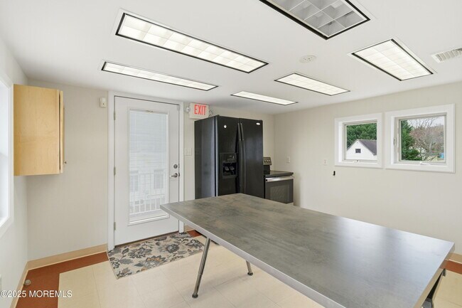 Building Photo - 400 S Main St