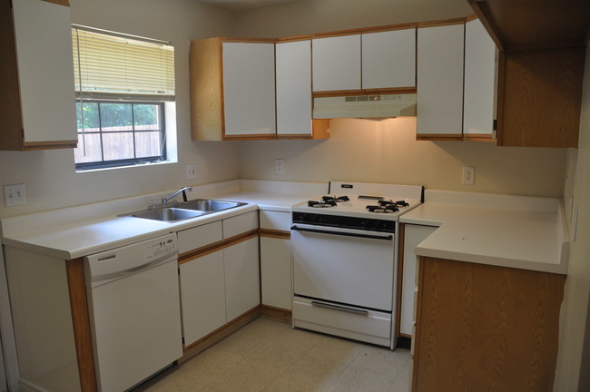 Kitchen - Willowbrook Apartments