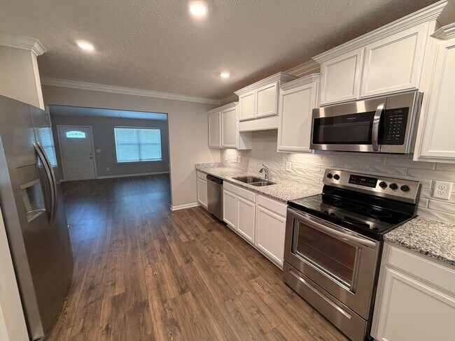 Building Photo - Gorgeous 2 BR 2.5 Bath End Unit Townhome - Available Now in Murfreesboro!