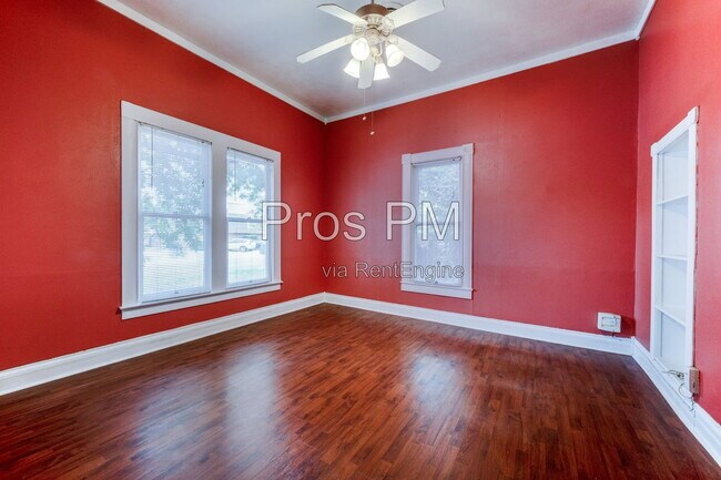 Building Photo - 912 N Elm St
