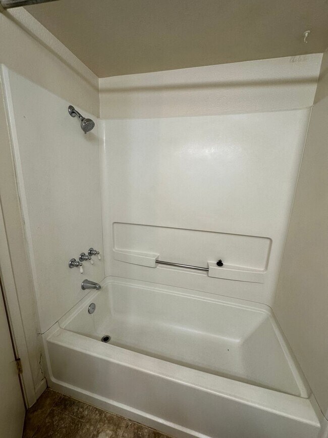 Building Photo - Cute and Cozy 1 Bedroom Condo in Gated Tim...