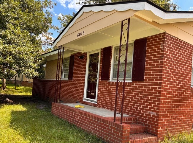 Building Photo - 3 BED 1.5 BATH IN HEART OF FAYETTEVILLE NC