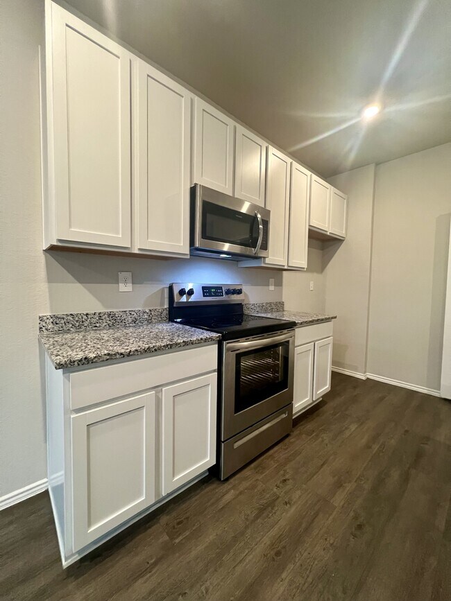 Building Photo - 596 Jennifer Wy