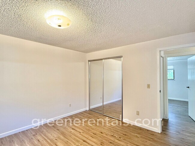 Building Photo - Cozy Meets Convenient in This Lacey Charme...