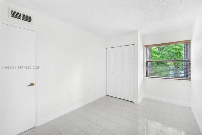 Building Photo - 685 W Park Dr