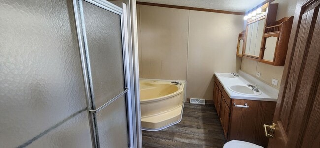 Building Photo - Spacious 3 Bedroom, 2.5 bathroom home with...