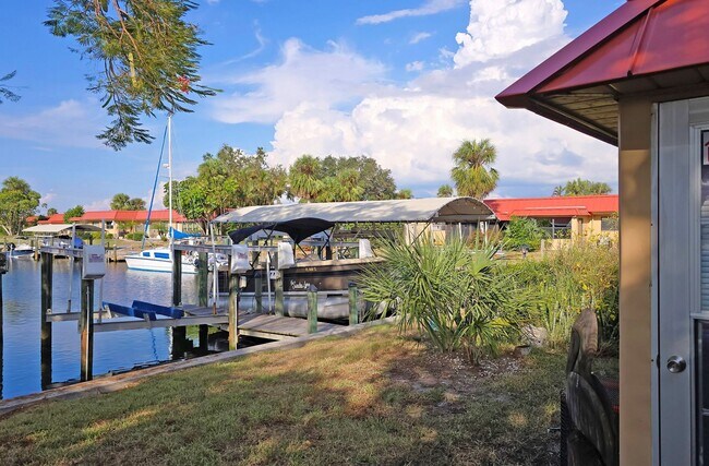 Building Photo - Waterfront, 2 bed 2 bath with boat dock an...