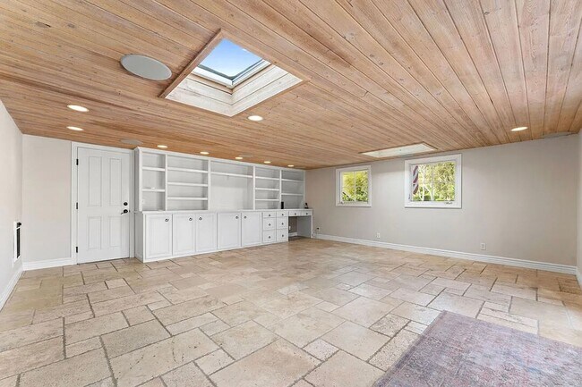 Building Photo - 6241 Frondosa Dr