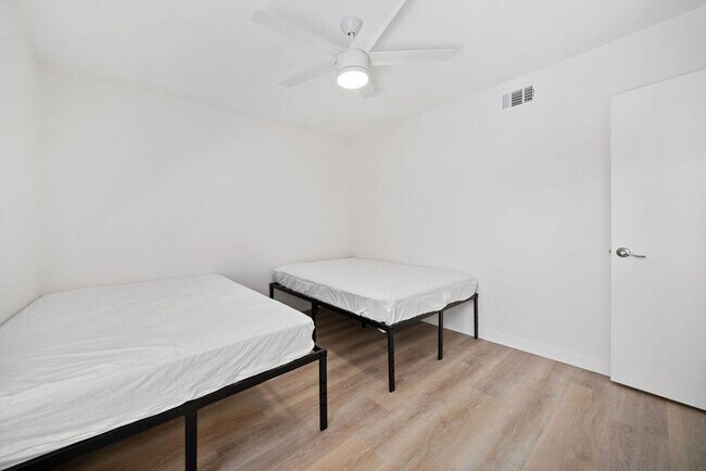 Building Photo - Fully remodeled luxury 3 bedroom 2 bathroom home with 2 car garage