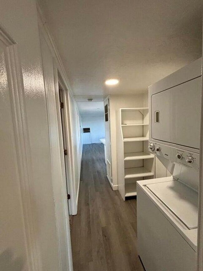 Building Photo - 2 Bed Home For Rent