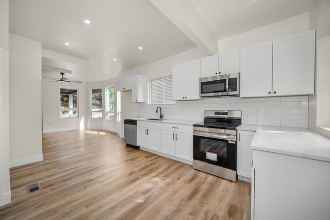Building Photo - New Updated 3 Bed 2 Bath Lower South Hill Home!
