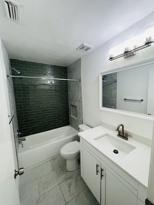 Building Photo - 10063 Lake Oak Cir