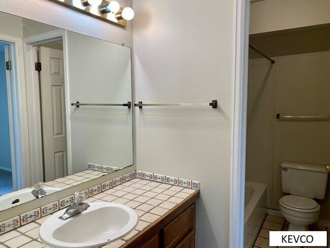 Building Photo - Fantastic Single Family Home, Ready to Make Home!