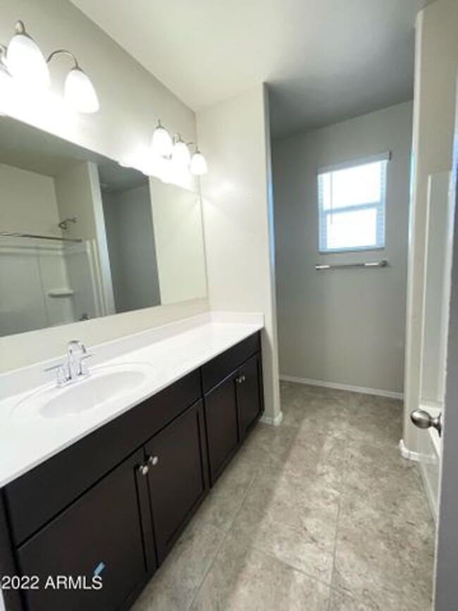 Building Photo - Newer 3 Bed/2Bath never in Crestfield Mano...