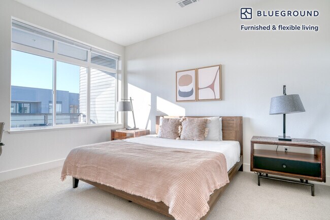 Building Photo - 3578 Rambla Pl