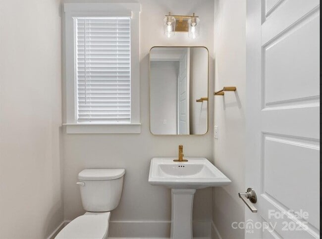 Building Photo - Beautiful and spacious 4-bedroom, 5-bath h...