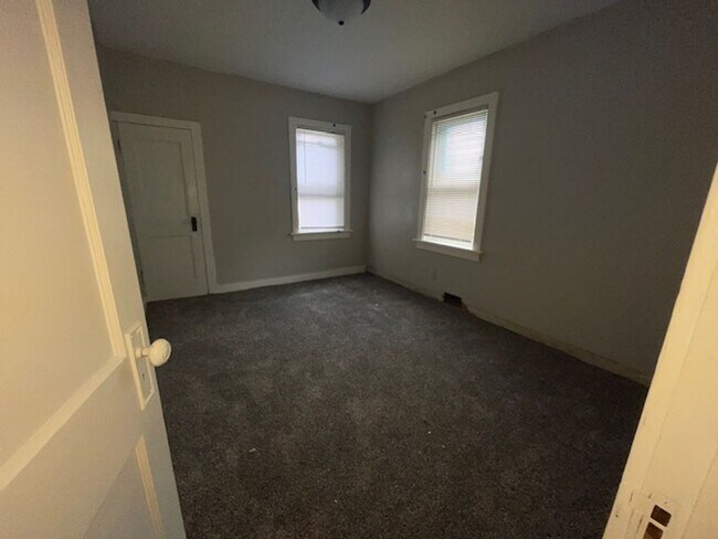 Building Photo - Rent Reduced!