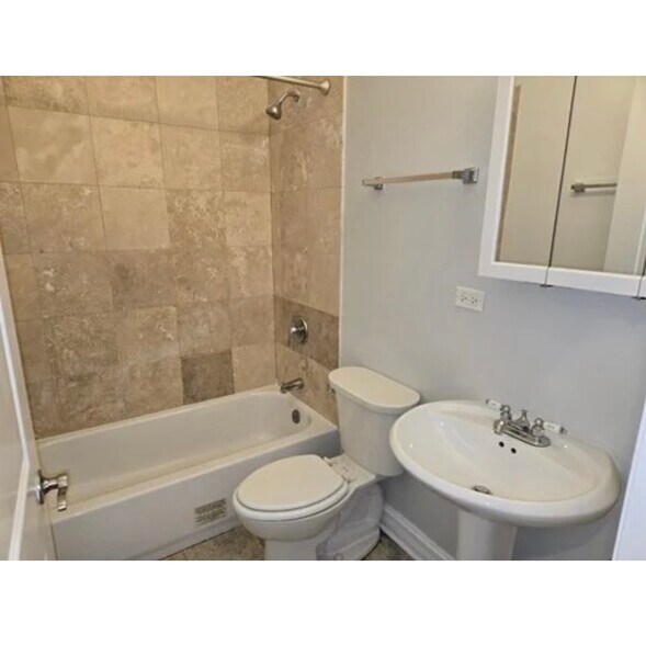 Building Photo - 3831 N Kedzie Ave