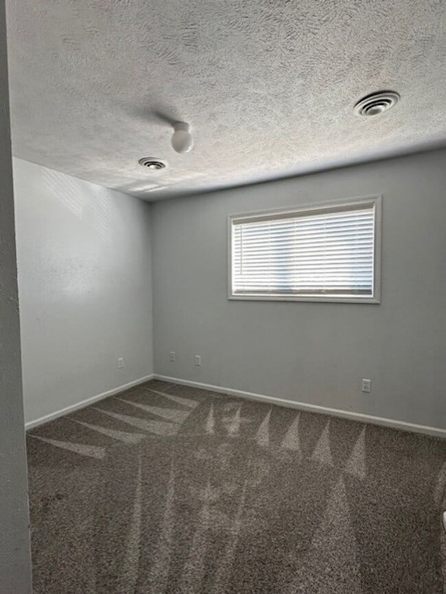 Building Photo - Spacious 4 Bedroom Duplex Located In Ozark!