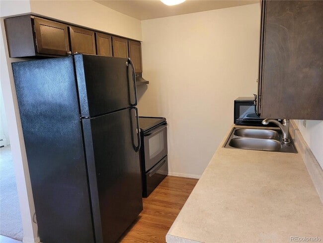 Building Photo - 633 Oak St