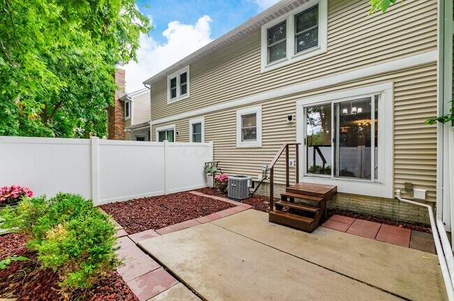 Building Photo - 5841 Elmbridge Ln