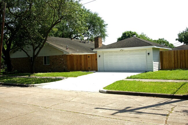 Building Photo - 6031 Cerritos Dr