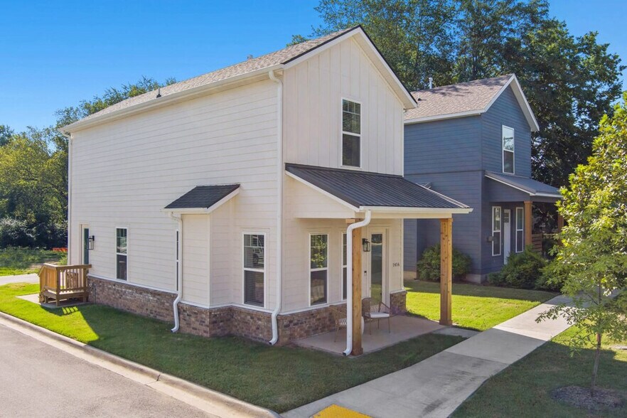 Building Photo - 1416 S Duncan Ave