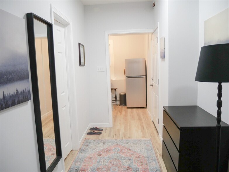 Building Photo - 6 Beals St