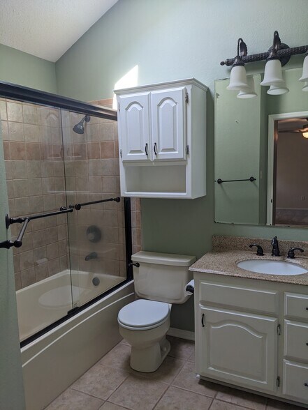 Main Bath - 3513 Glen Flora Way