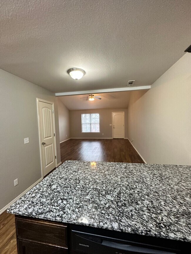 Building Photo - 3 Bedroom 2 Bathroom For Rent in Bentonville!