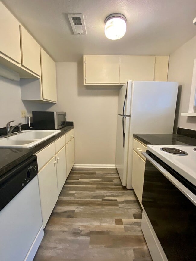 Building Photo - 1 Bedroom/ 1 Bath with Easy access to I-25...
