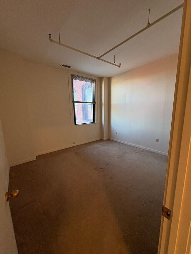 Building Photo - Updated 1-BEDROOM LOCATED DOWNTOWN